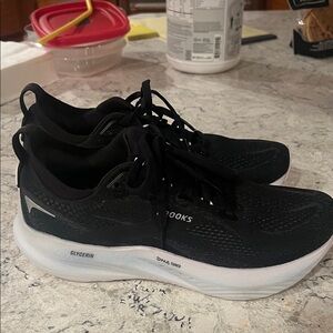 Brooks Black and White Glycerin 22 Running Shoes. Size 9